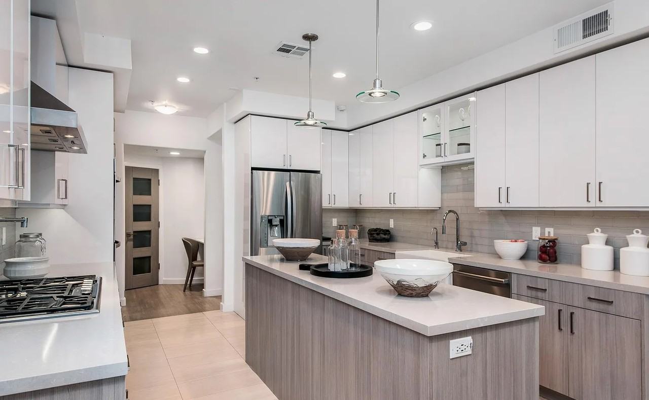 4630 Woodley Ave - Photo 5 of 8