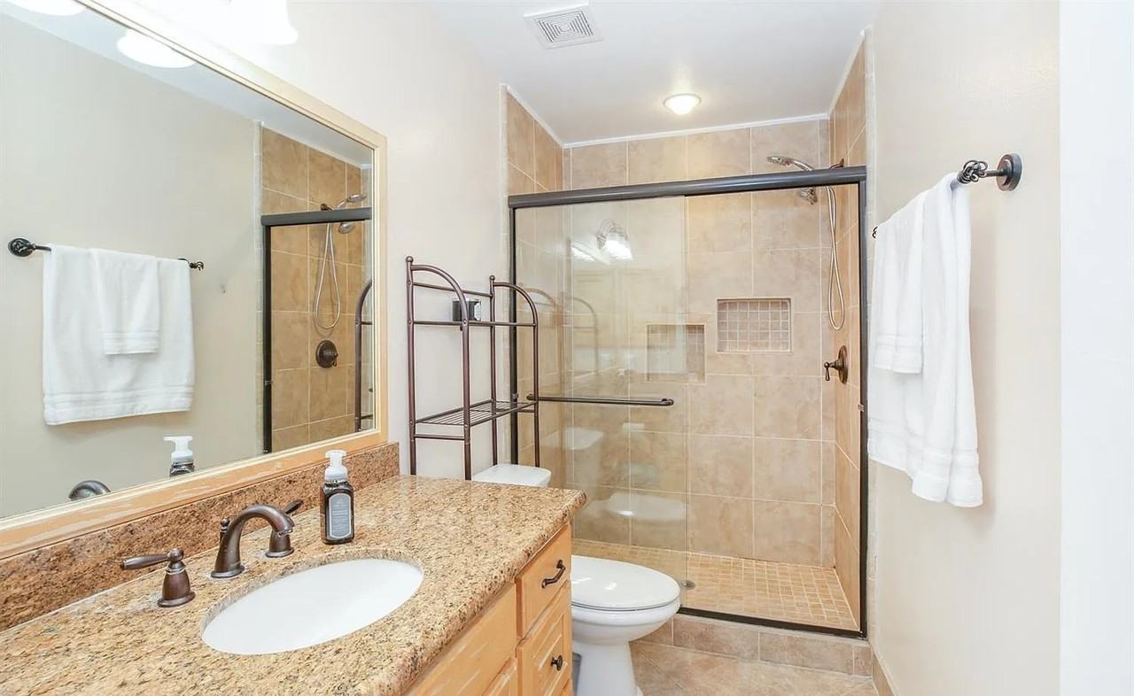 15030 Victory Blvd - Photo 3 of 10