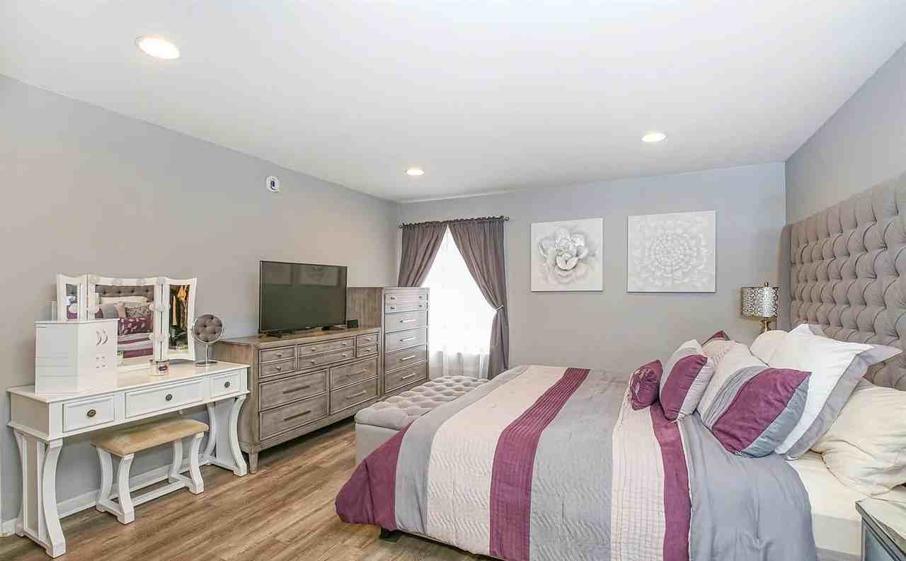 15030 Victory Blvd - Photo 4 of 10