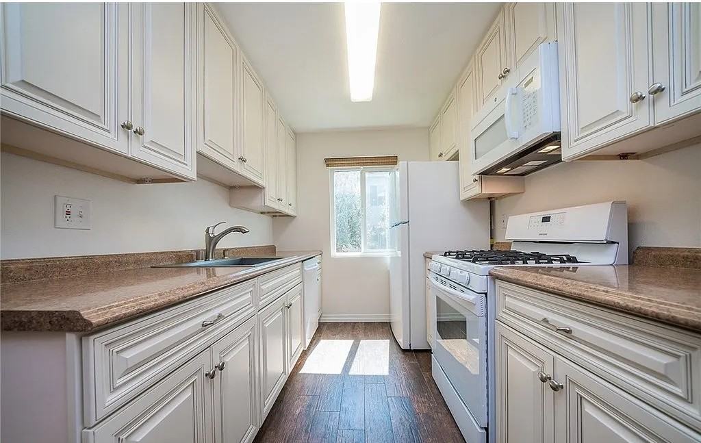 5055 Coldwater Canyon Ave - Photo 7 of 9