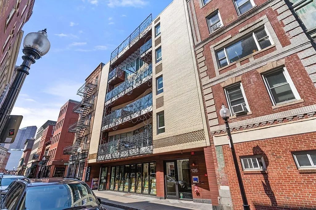 126 Salem St - Photo 4 of 20