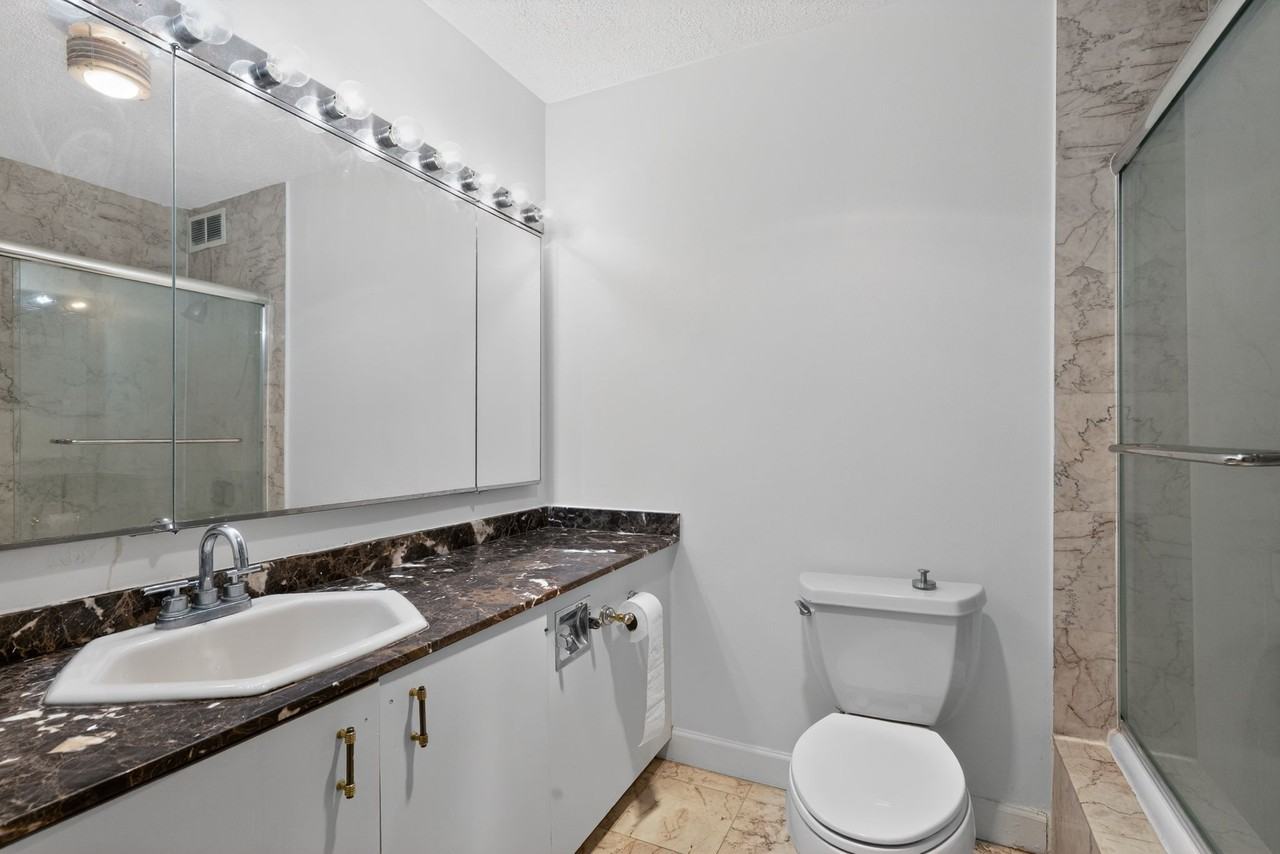 306 East Randolph Street - Photo 7 of 15