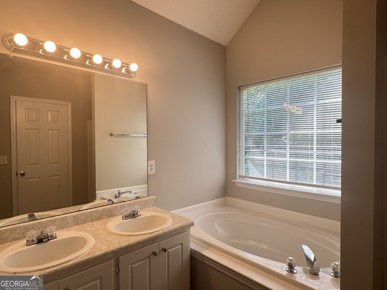 4044 Robin Cir - Photo 5 of 12