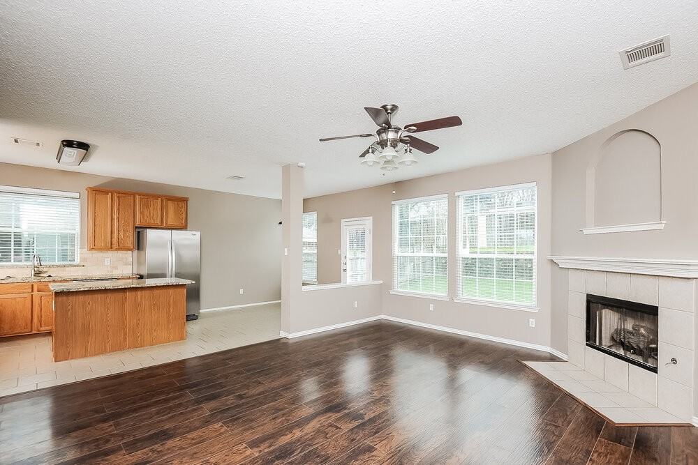 4805 Barnhill Ln - Photo 4 of 17