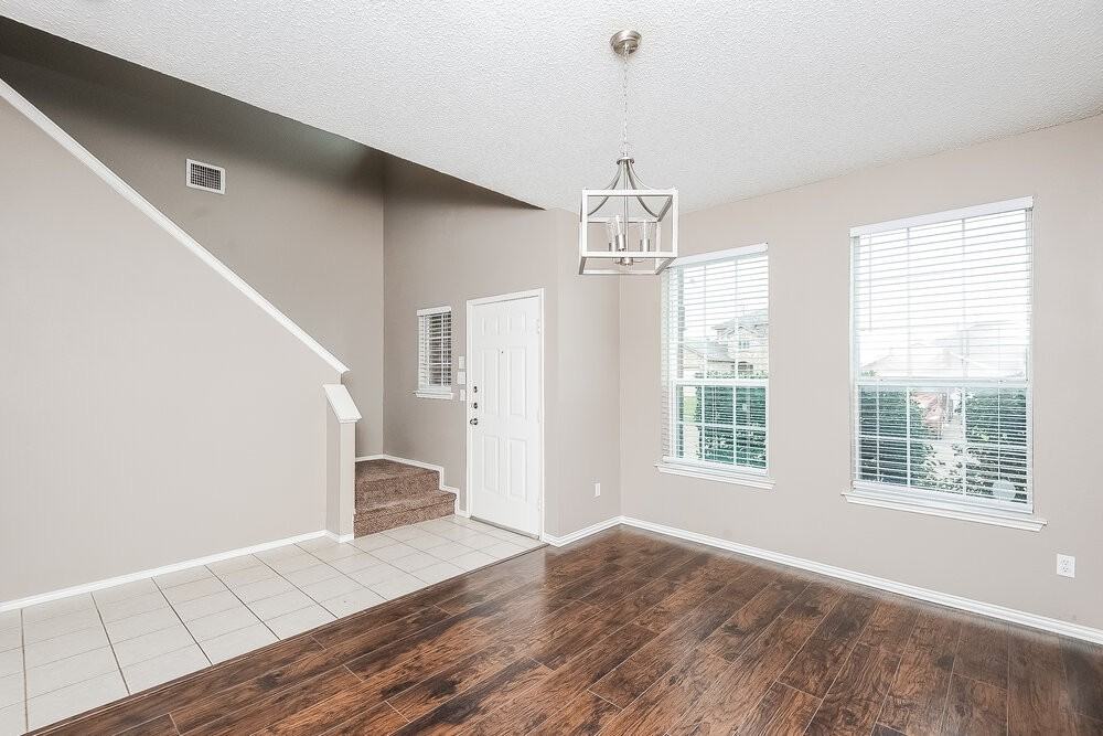 4805 Barnhill Ln - Photo 5 of 17