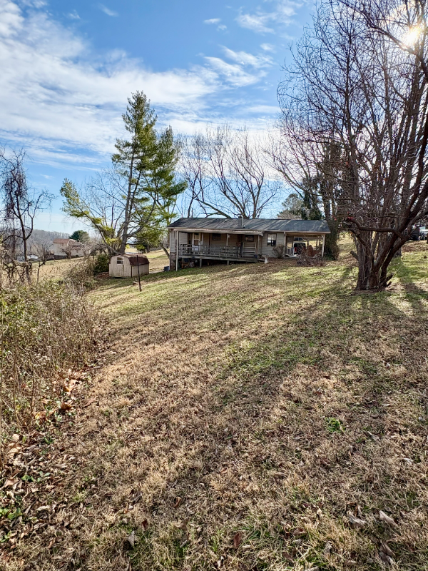 412 Meadowview Ln - Photo 3 of 22