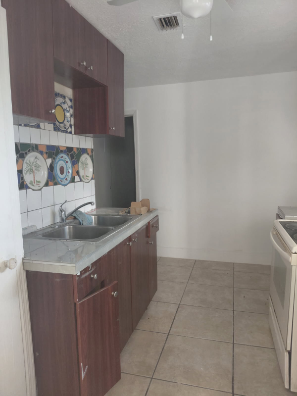 3038 S Palm Dr. - Photo 3 of 9