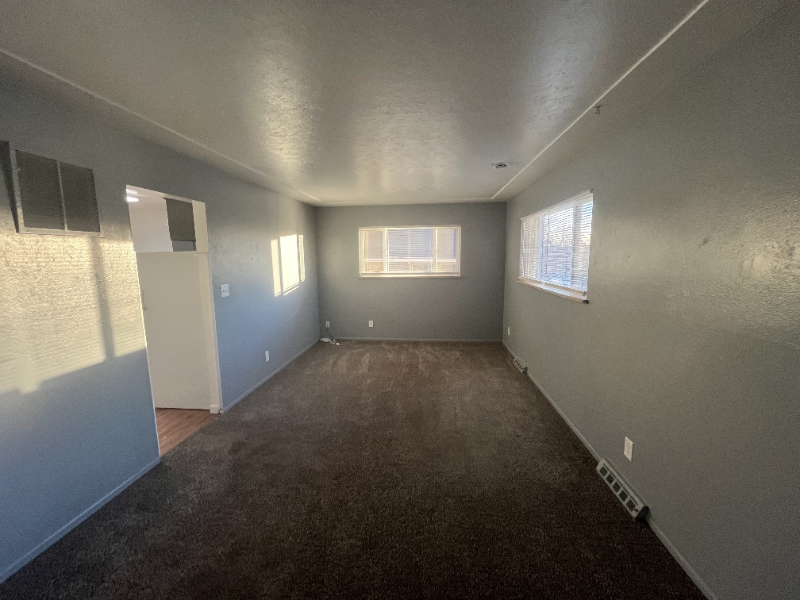 4710 Lincoln St - Photo 3 of 10