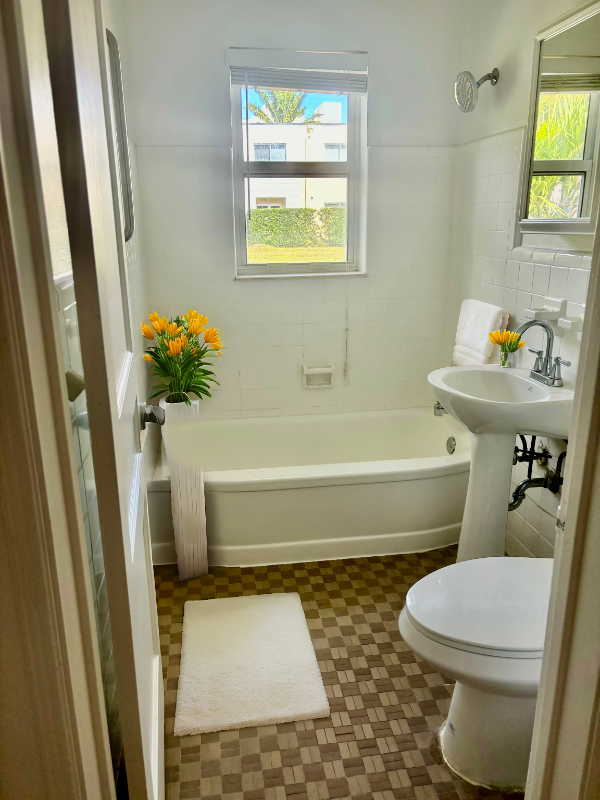 1639 Ne 9th St - Photo 4 of 13