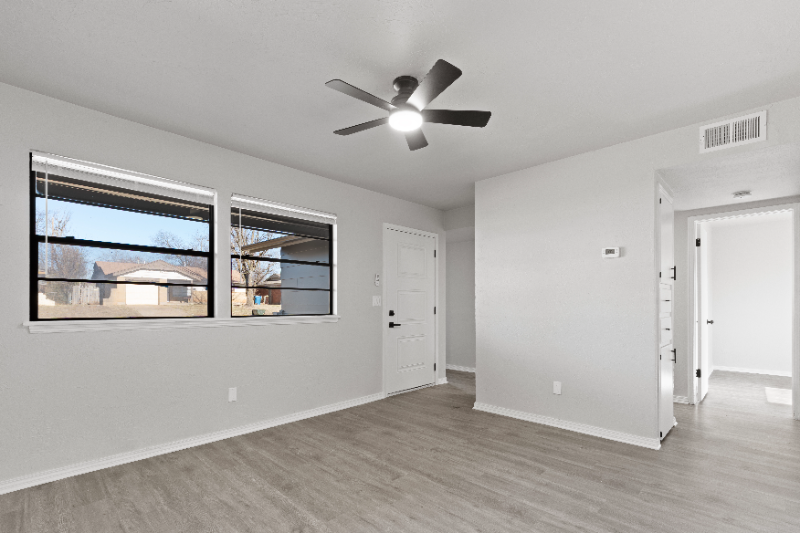 1304 Pinewood Ct - Photo 3 of 20