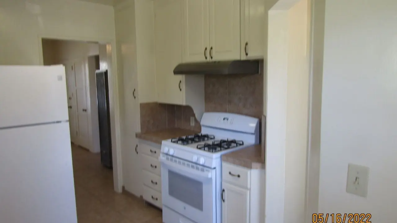 712 N Lincoln St - Photo 3 of 4