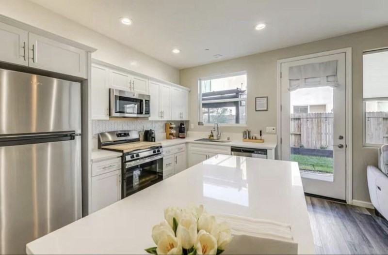 1030 W Prescott Ave - Photo 7 of 20