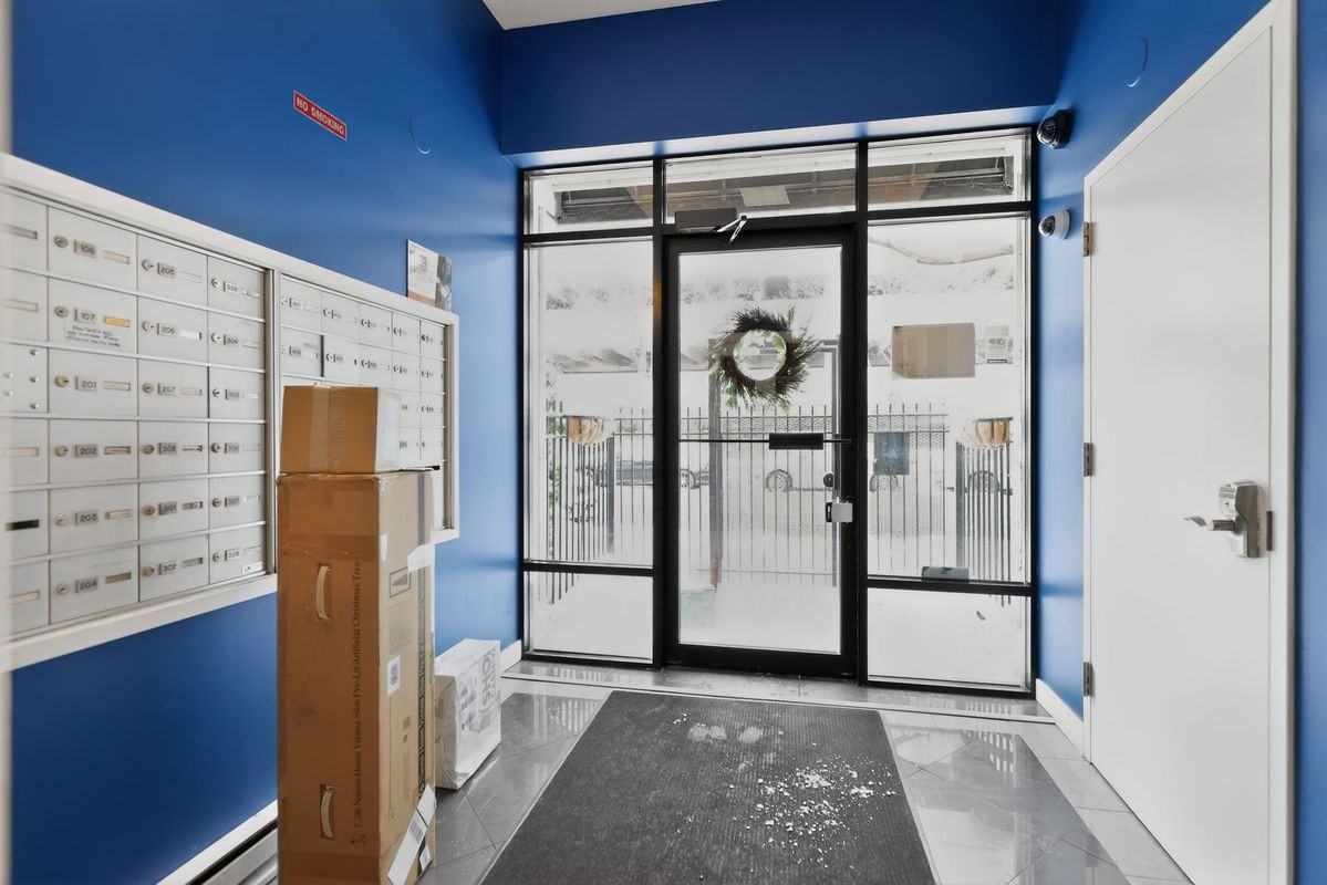 811 W Eastwood Ave ##101 - Photo 2 of 7