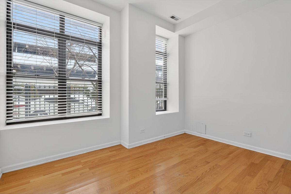 811 W Eastwood Ave ##101 - Photo 5 of 7