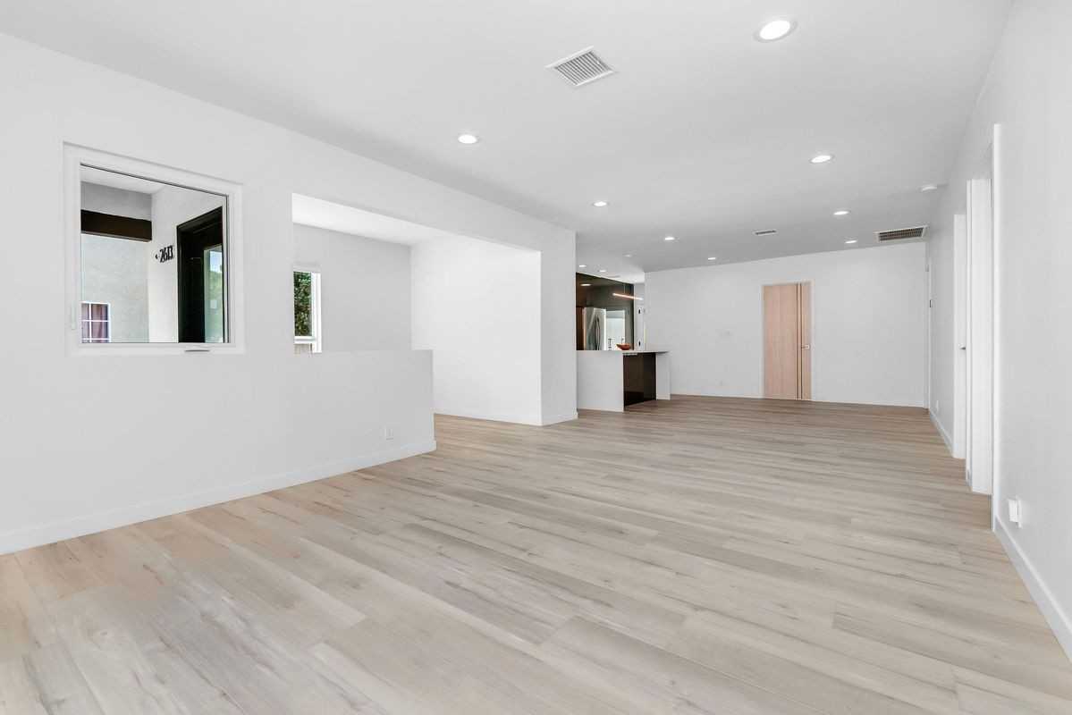 2611 S Bentley Ave - Photo 2 of 11