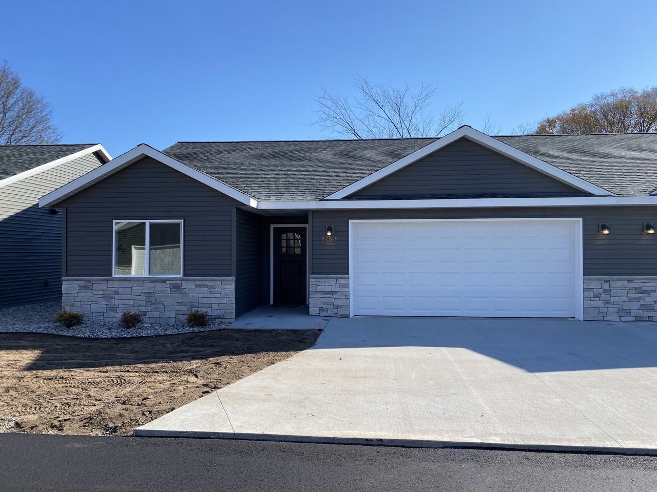 2483 Chestnut Dr - Photo 2 of 17