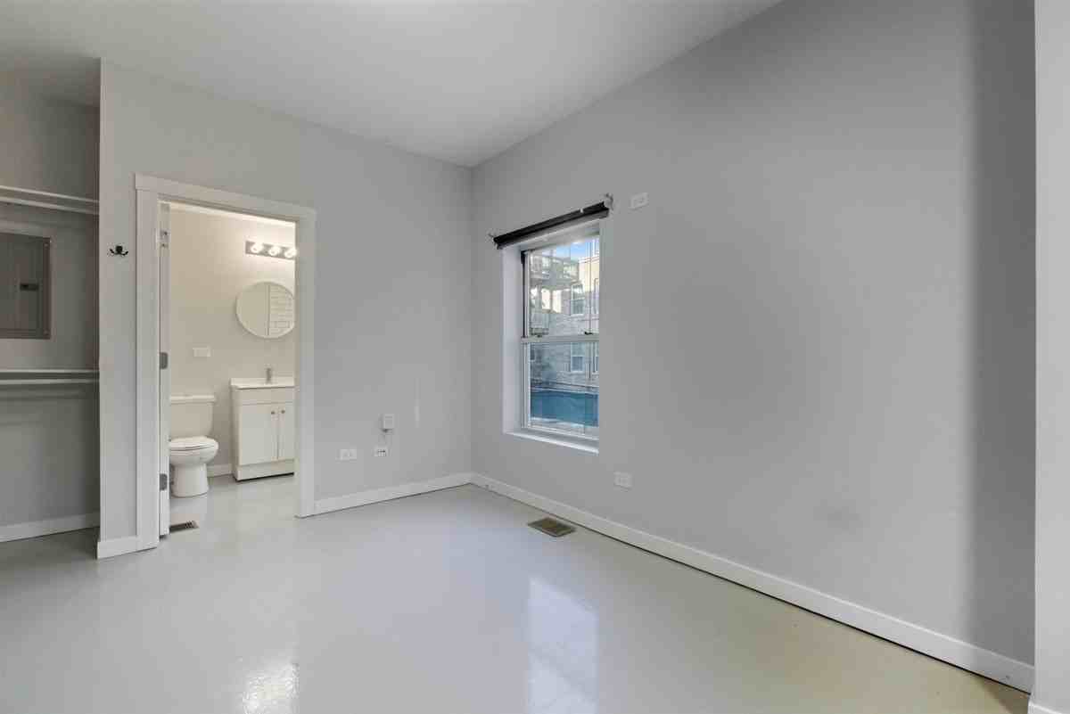 4700 N Racine Ave #106 - Photo 4 of 10