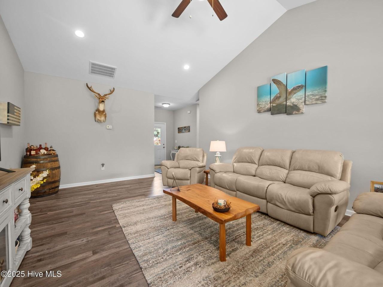 512 Hazelwood Dr - Photo 3 of 33