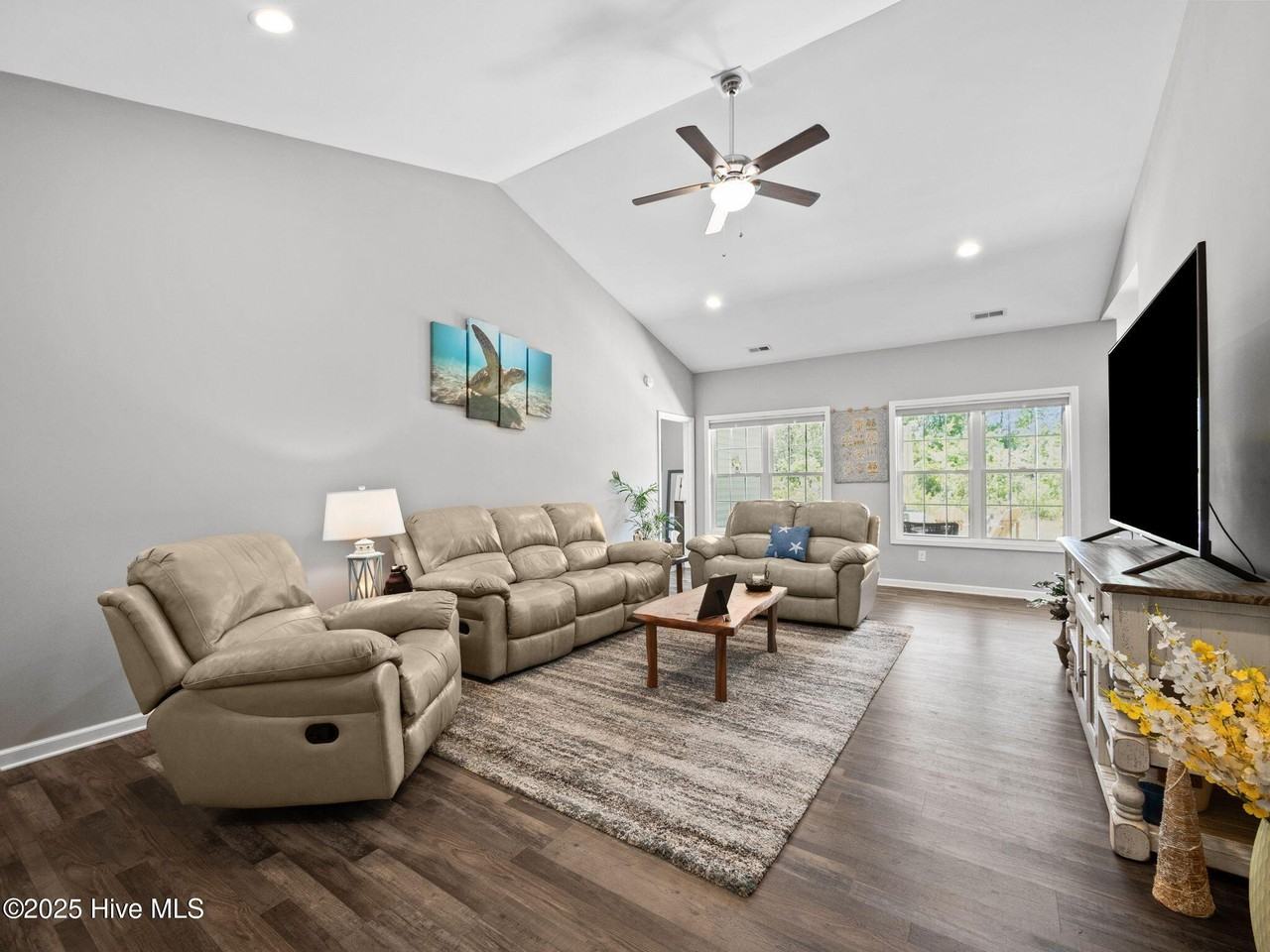 512 Hazelwood Dr - Photo 5 of 33