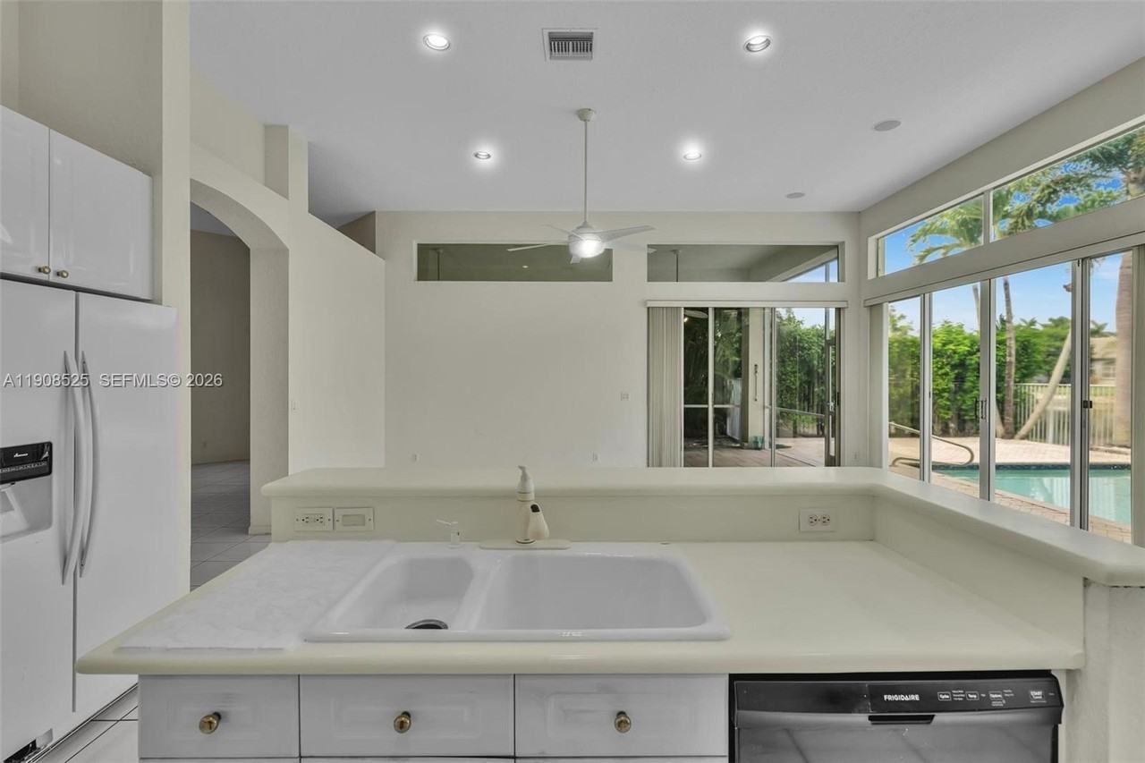 18579 Harbor Light Way - Photo 5 of 30