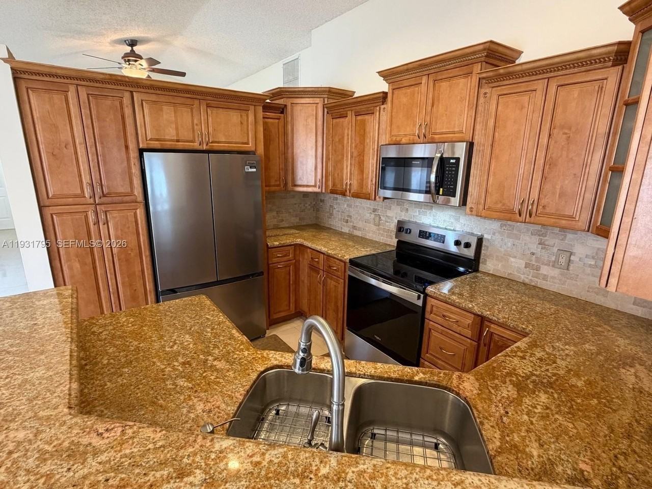 1525 Estancia Cir - Photo 5 of 23