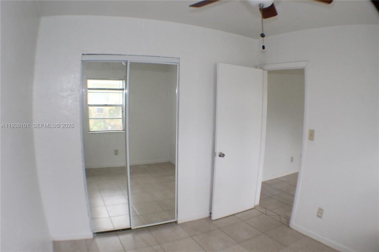 917 Nw 5th St #4 - Photo 6 of 8