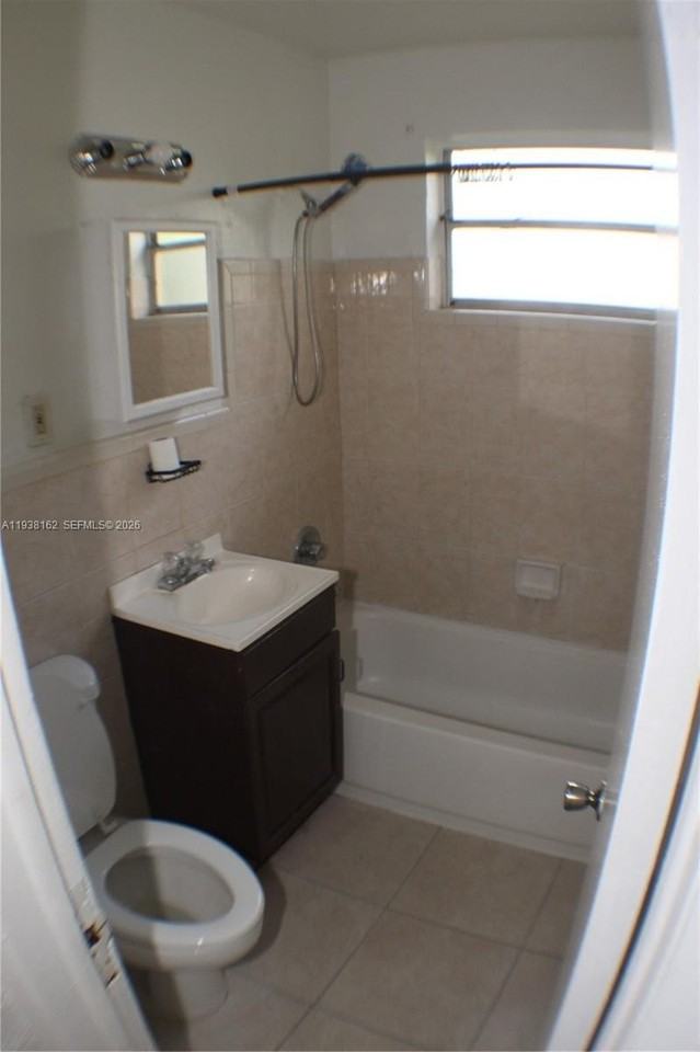 915 Nw 5th St #1 - Photo 2 of 9