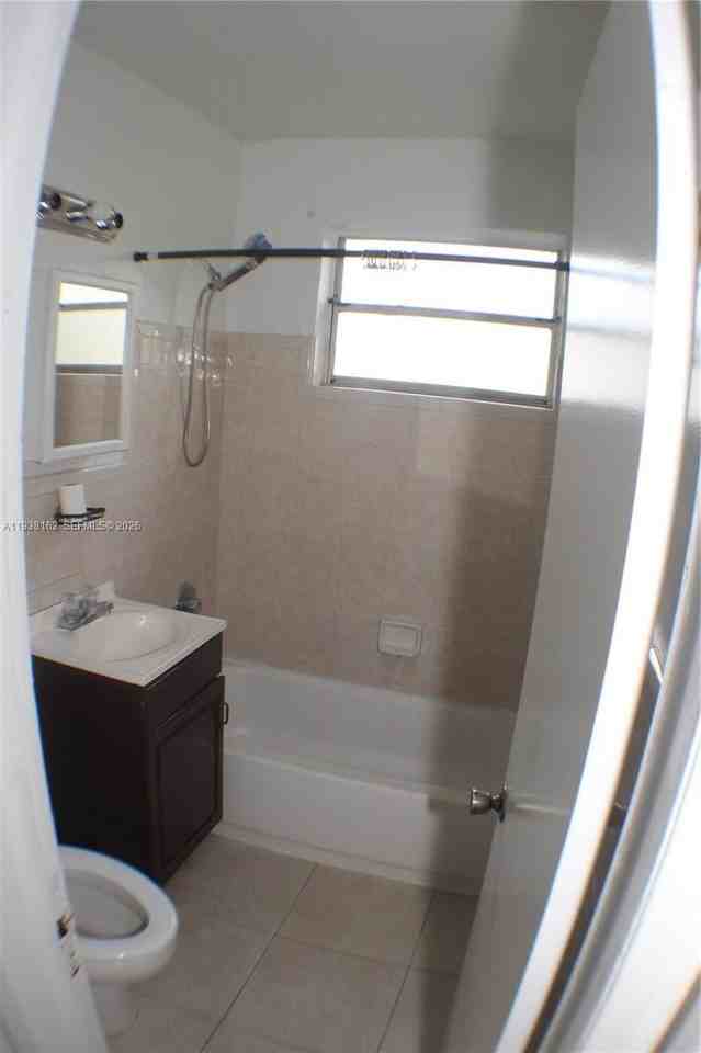 915 Nw 5th St #1 - Photo 3 of 9