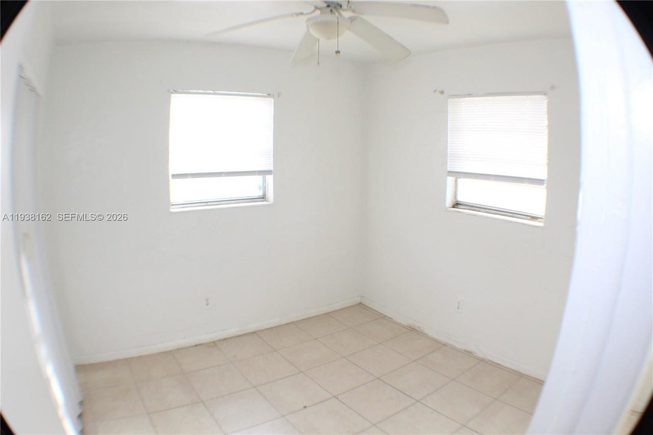 915 Nw 5th St #1 - Photo 6 of 9