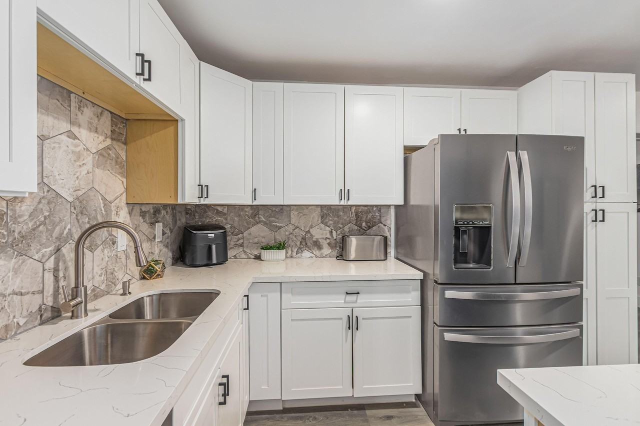 E Seldon Ln - Photo 3 of 22