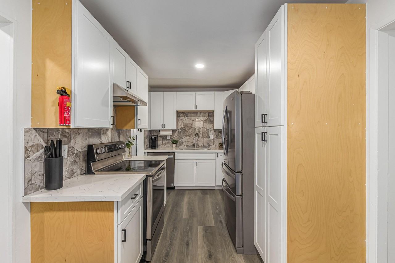 E Seldon Ln - Photo 4 of 22