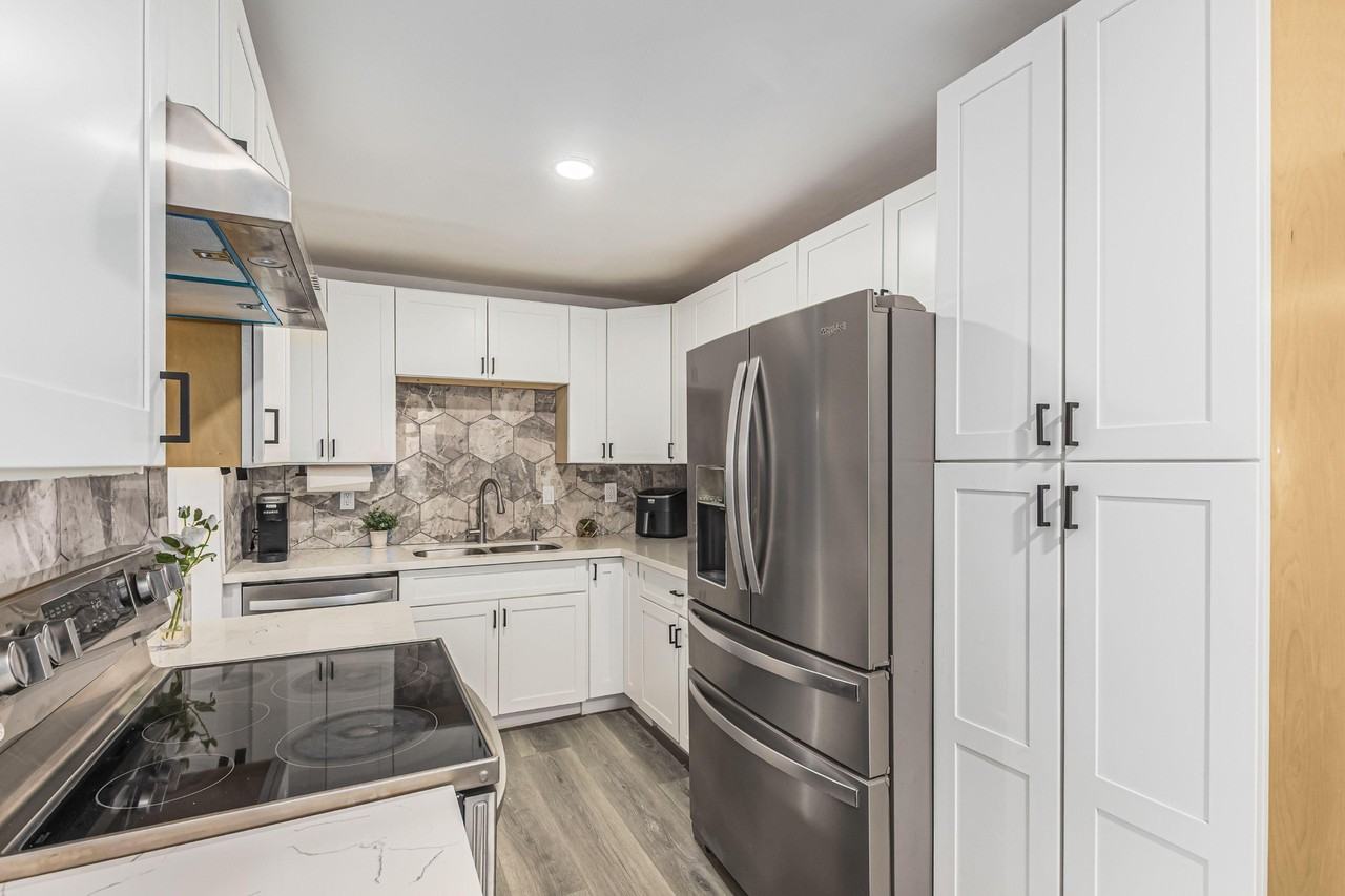 E Seldon Ln - Photo 5 of 22