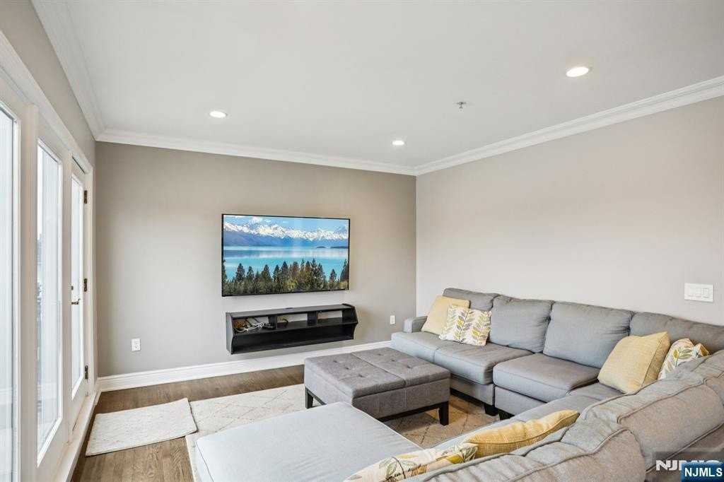 343 The Promenade 343 - Photo 3 of 38