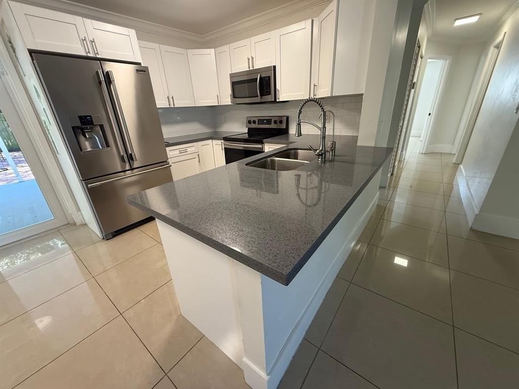 2300 Sw 43rd Ter - Photo 4 of 50