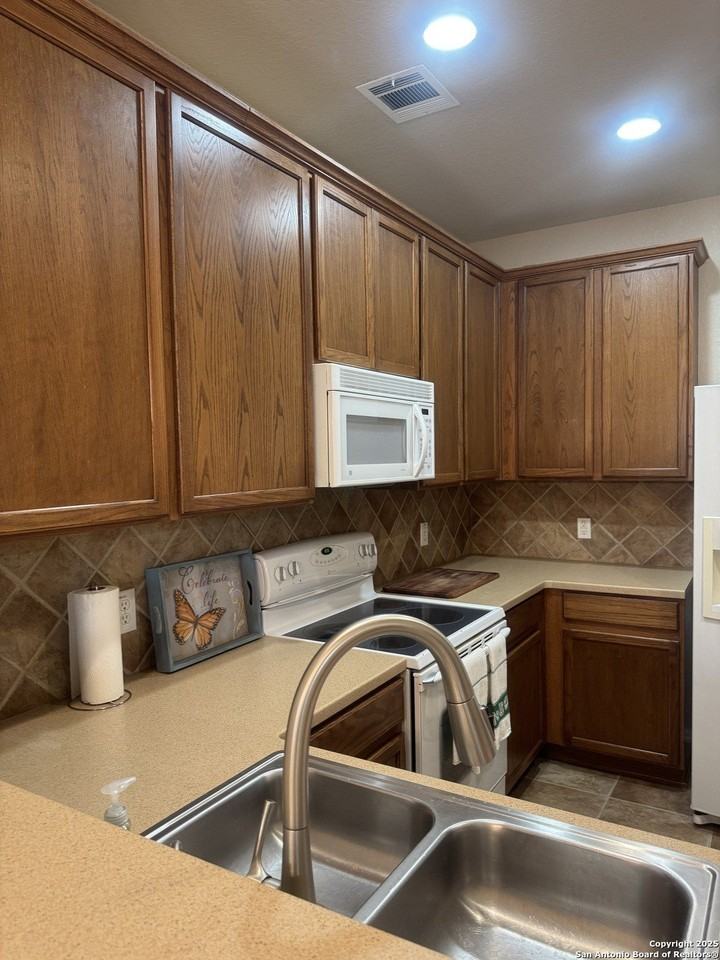 2553 Grayson Cir - Photo 4 of 32