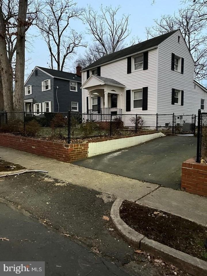 1077 S Edison St - Photo 2 of 25