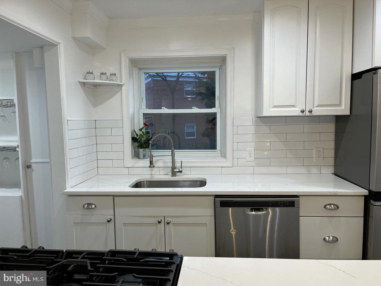 1077 S Edison St - Photo 3 of 25