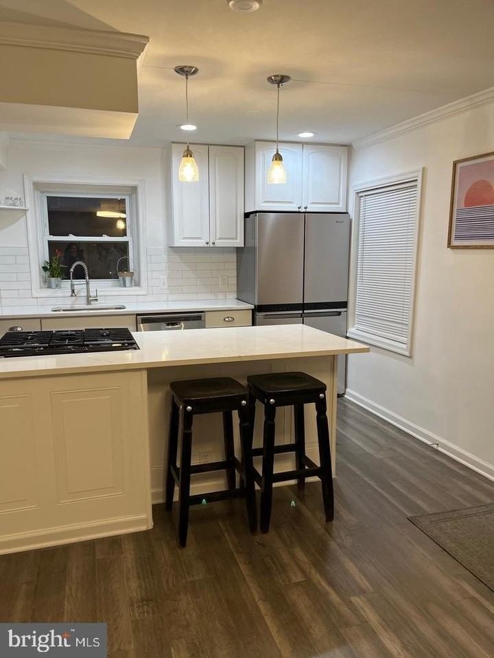 1077 S Edison St - Photo 4 of 25