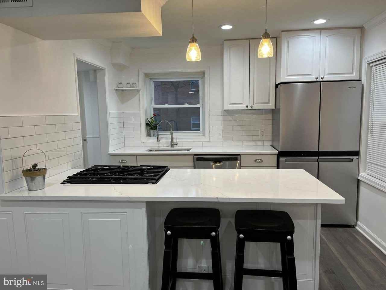 1077 S Edison St - Photo 5 of 25