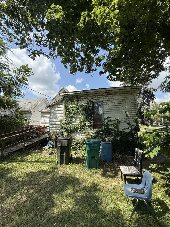 1261 E Grand Ave #1 - Photo 3 of 17