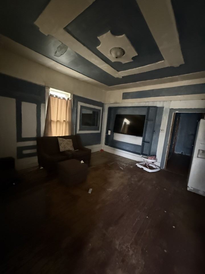 1261 E Grand Ave #1 - Photo 5 of 17