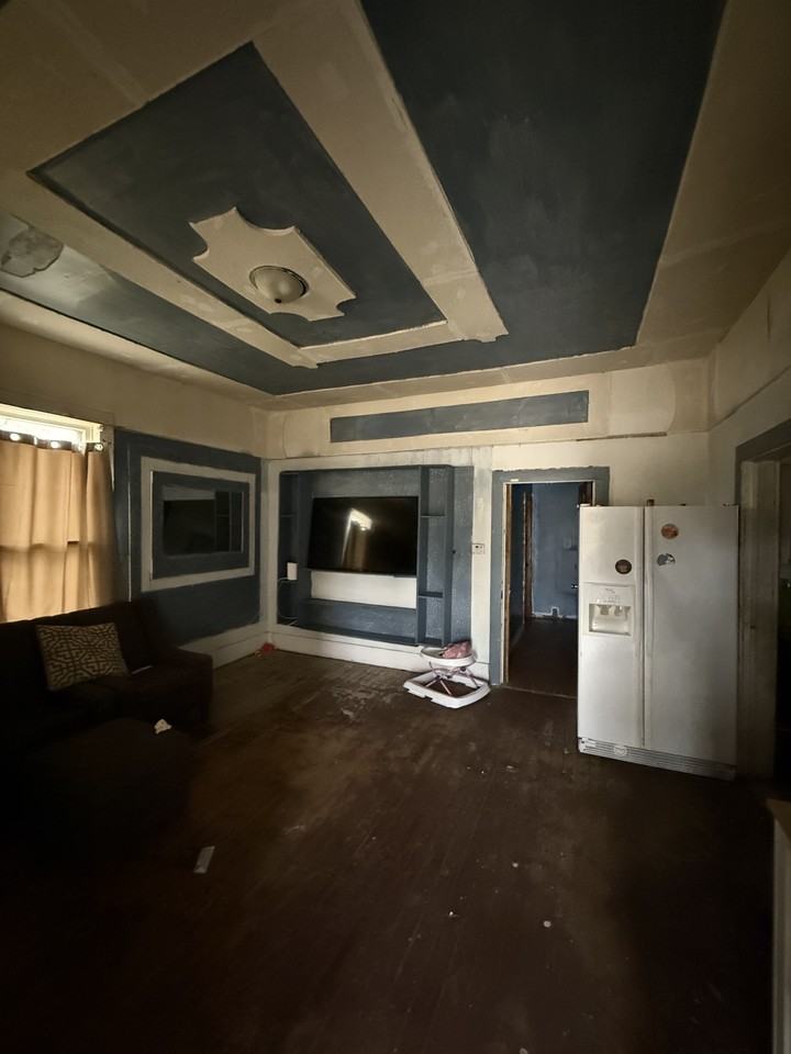 1261 E Grand Ave #1 - Photo 7 of 17