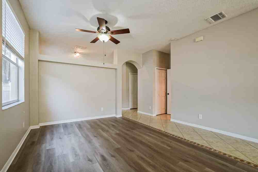 13761 Meadowpark Ave - Photo 4 of 16