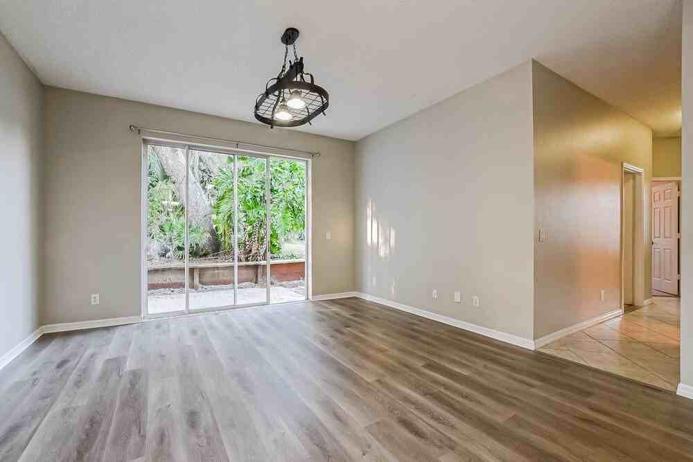 13761 Meadowpark Ave - Photo 6 of 16