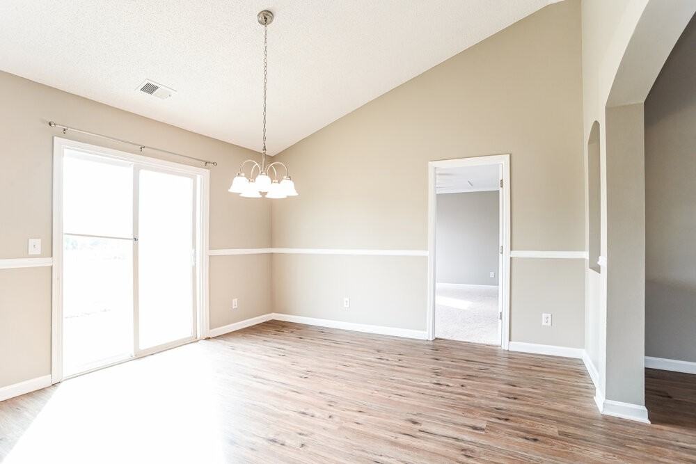 300 Glencroft Dr - Photo 5 of 16