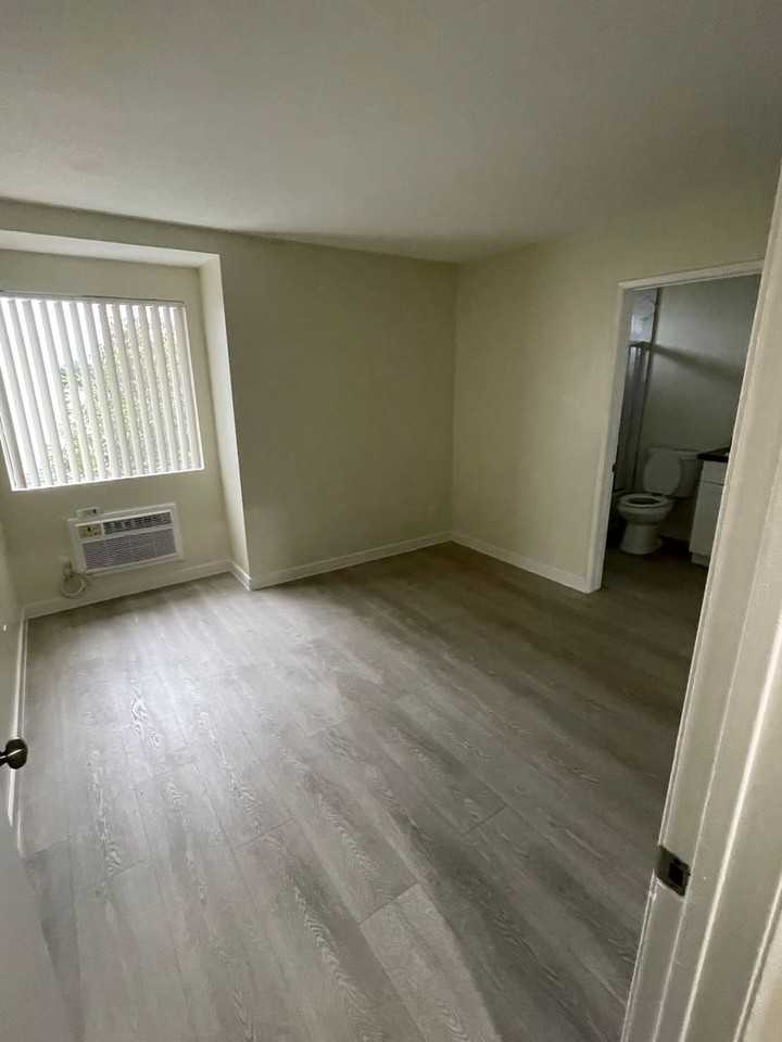 Las Palmas Apts - Photo 2 of 8