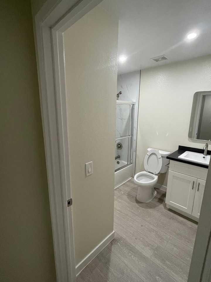 Las Palmas Apts - Photo 7 of 8