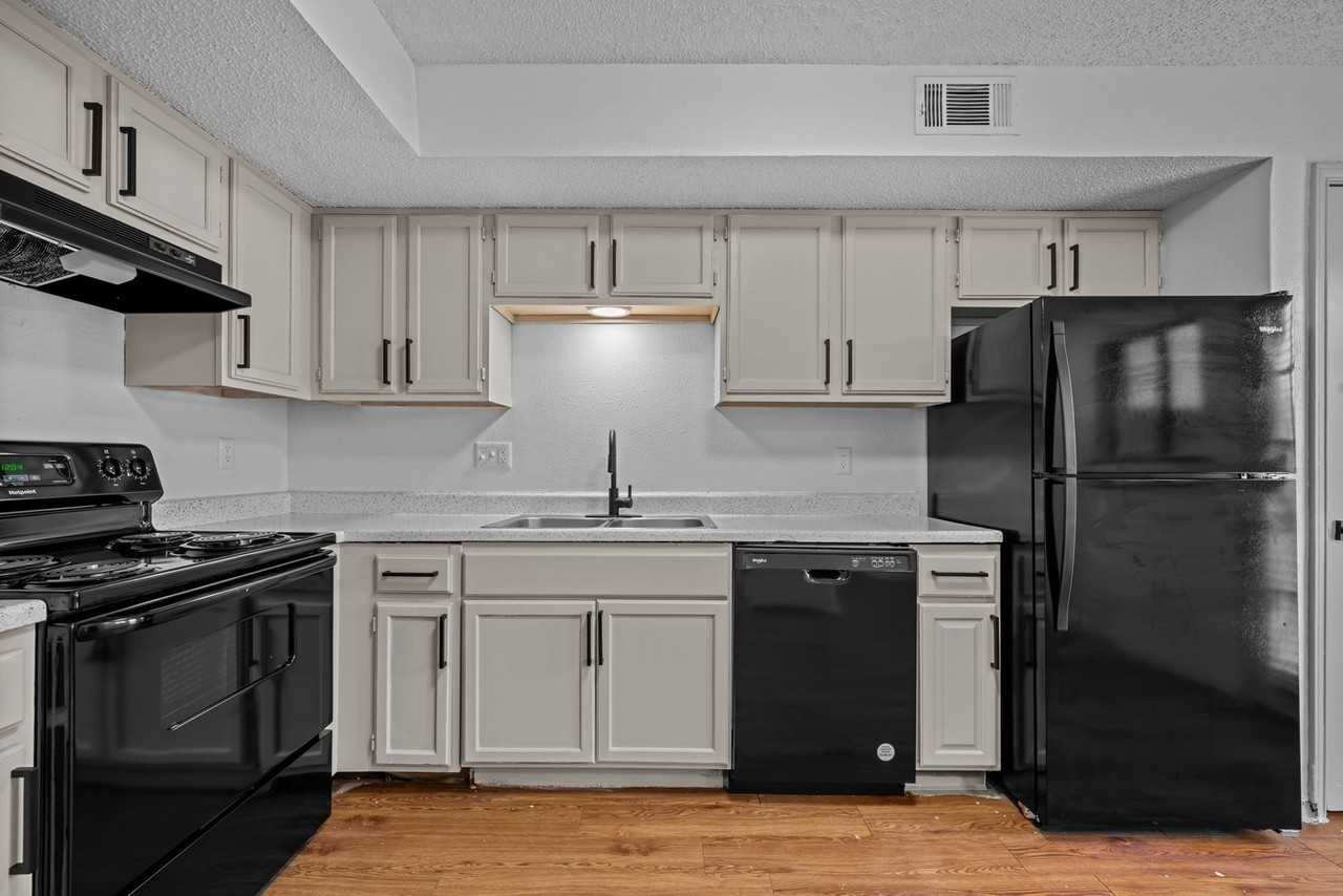 Little Creek Apartments – Your Ideal Home in Cedar Hill, TX! - Photo 5 of 12