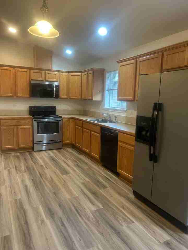 504 College St - Photo 2 of 13