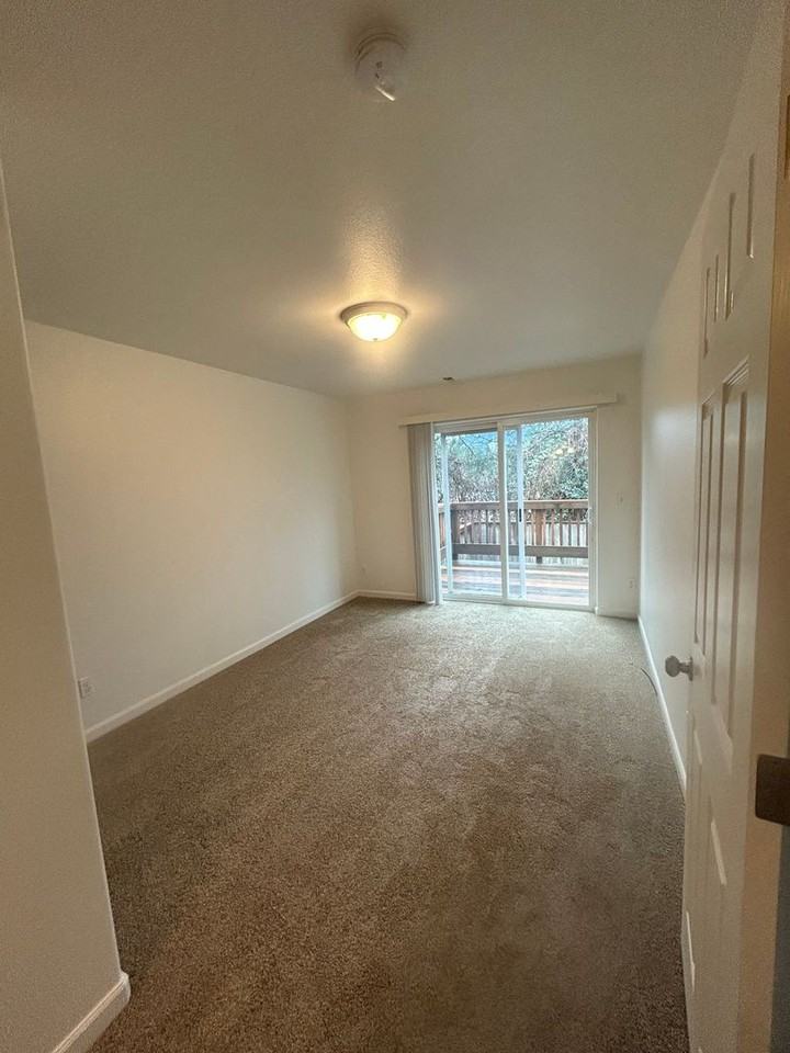 504 College St - Photo 7 of 13